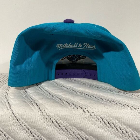 Vintage Mitchell & Ness Charlotte Hornets SnapBack Hat - Picture 3 of 6